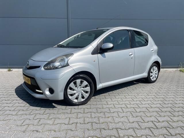 Grijs Gebruikt 2012 Toyota Aygo Comfort Hatchback | € 4.699 (Eerlijke prijs) - Afbeelding 1/4