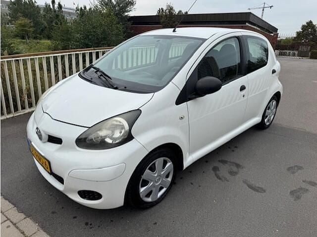 Wit Gebruikt 2011 Toyota Aygo Hatchback | € 1.750 (Goede deal) - Afbeelding 1/4