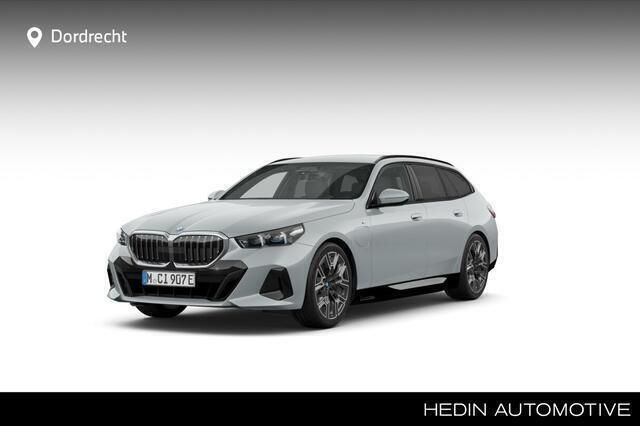 Zilver Nieuw 2025 BMW 530e M Sport Stationwagen | € 80.225 - Afbeelding 1/4