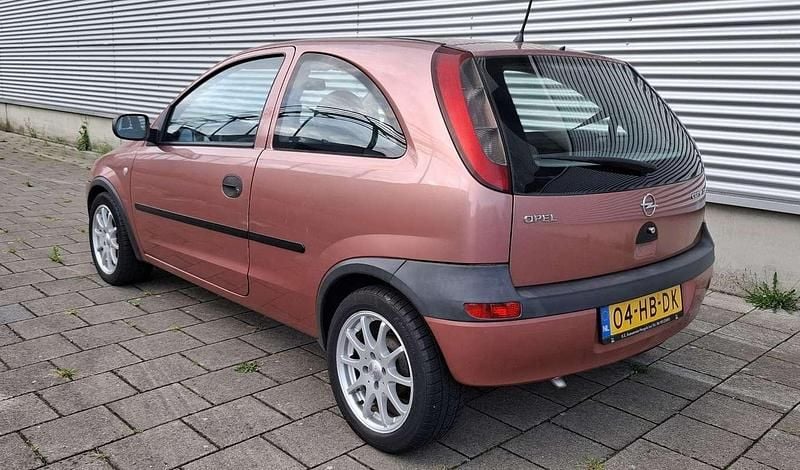 Rood Gebruikt 2001 Opel Corsa Hatchback | € 675 (Eerlijke prijs) - Afbeelding 1/4