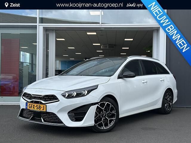 Deluxe white m (licht wit) Gebruikt 2024 Kia Ceed Sportswagon GT-Line Stationwagen | € 32.950 - Afbeelding 1/4
