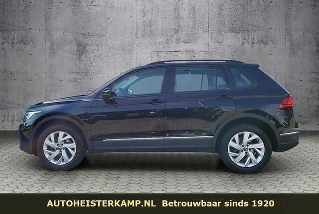 Zwart Gebruikt 2022 VW Tiguan SUV | € 46.950 - Afbeelding 1/4