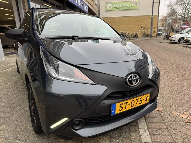 Occasion Toyota Aygo 69 PK (50 kW) 2018 Grijs (metallic) Hatchback