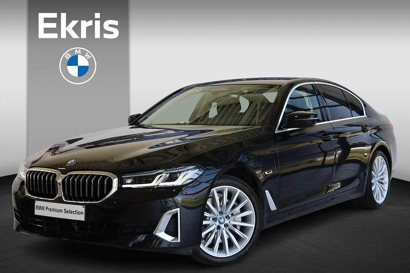 Zwart, metallic lak Gebruikt 2022 BMW 530e Executive Sedan | € 44.900 (Eerlijke prijs) - Afbeelding 1/4