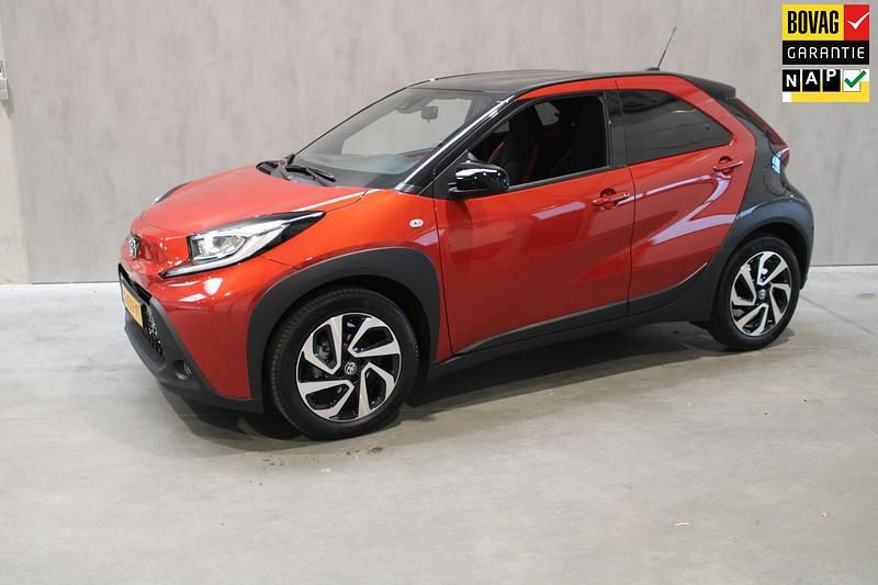 Rood Gebruikt 2024 Toyota Aygo X Pulse SUV | € 22.495 - Afbeelding 1/4