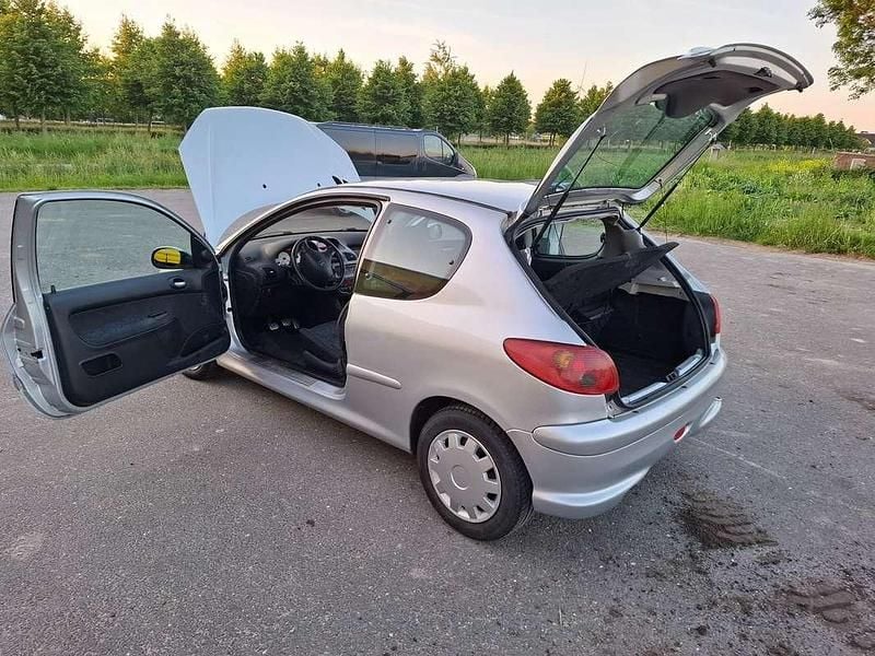Zilver Gebruikt 2004 Peugeot 206 Quiksilver Hatchback | € 800 (Eerlijke prijs) - Afbeelding 1/4