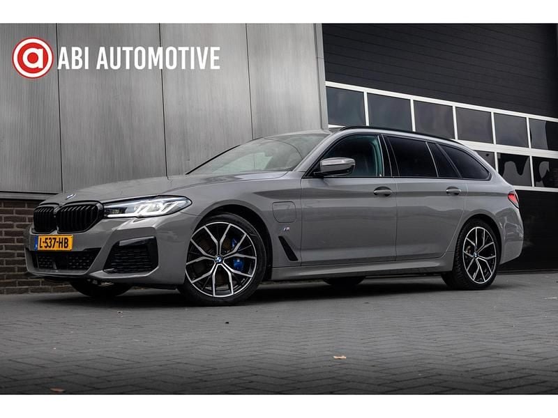 Grijs, metallic lak Gebruikt 2021 BMW 530 Comfort Edition Stationwagen | € 33.945 (Super prijs) - Afbeelding 1/4