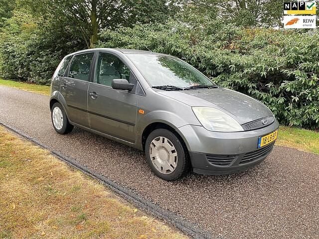 Grijs Gebruikt 2002 Ford Fiesta Ambiente Hatchback | € 739 (Goede deal) - Afbeelding 1/4