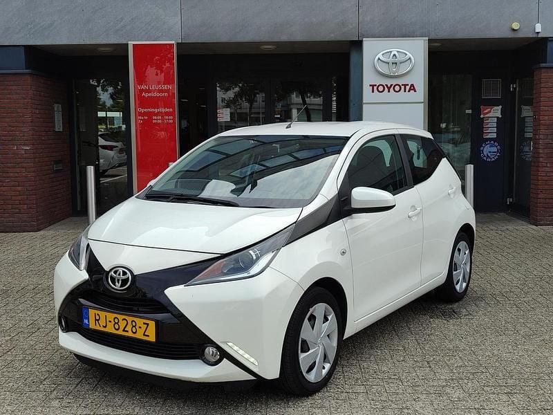 Wit Gebruikt 2017 Toyota Aygo X-play Hatchback | € 9.499 (Goede deal) - Afbeelding 1/4