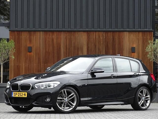 Zwart Gebruikt 2018 BMW 118 Executive Hatchback | € 15.995 (Eerlijke prijs) - Afbeelding 1/4