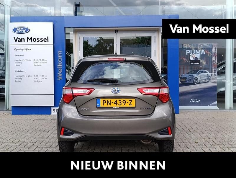 Grijs Gebruikt 2017 Toyota Yaris Hybrid Executive Hatchback | € 16.440 (Goede deal) - Afbeelding 1/4