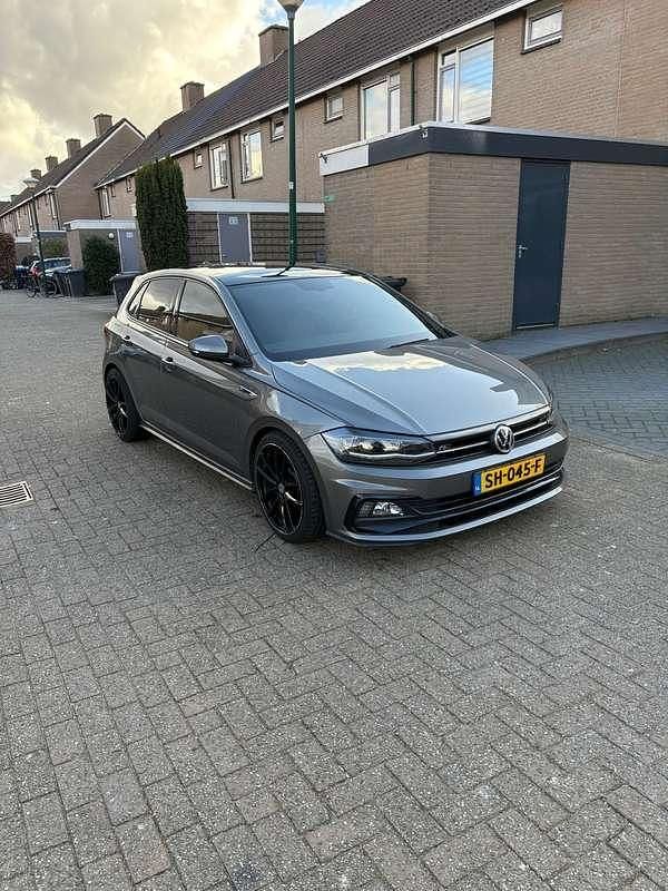 Grijs Occasion 2018 VW Polo Highline Hatchback | € 15.450 (Duur) - Afbeelding 1/4