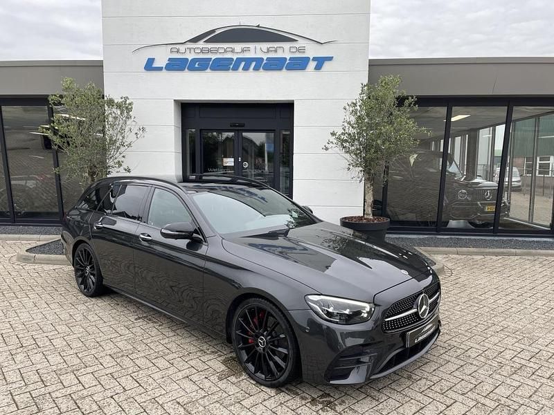Grijs Gebruikt 2021 Mercedes E200 AMG Stationwagen | € 42.750 (Goede deal) - Afbeelding 1/4