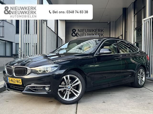 Zwart (metallic) Gebruikt 2019 BMW 320 Executive Hatchback | € 23.949 (Goede deal) - Afbeelding 1/4