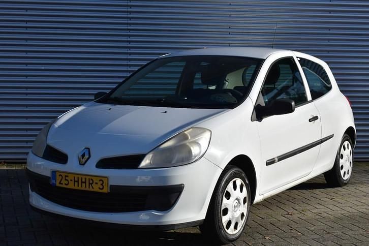 Wit Occasion 2008 Renault Clio II Hatchback | € 2.940 (Eerlijke prijs) - Afbeelding 1/4