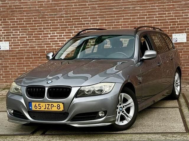 Grijs Occasion 2009 BMW 318 Stationwagen | € 4.950 (Eerlijke prijs) - Afbeelding 1/4
