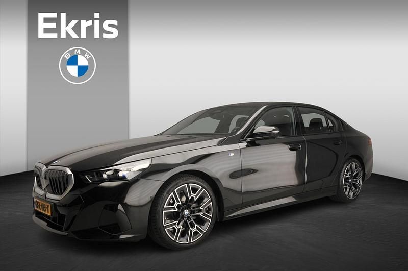 Zwart Occasion 2024 BMW 520 M Sport Sedan | € 64.900 (Goede deal) - Afbeelding 1/4