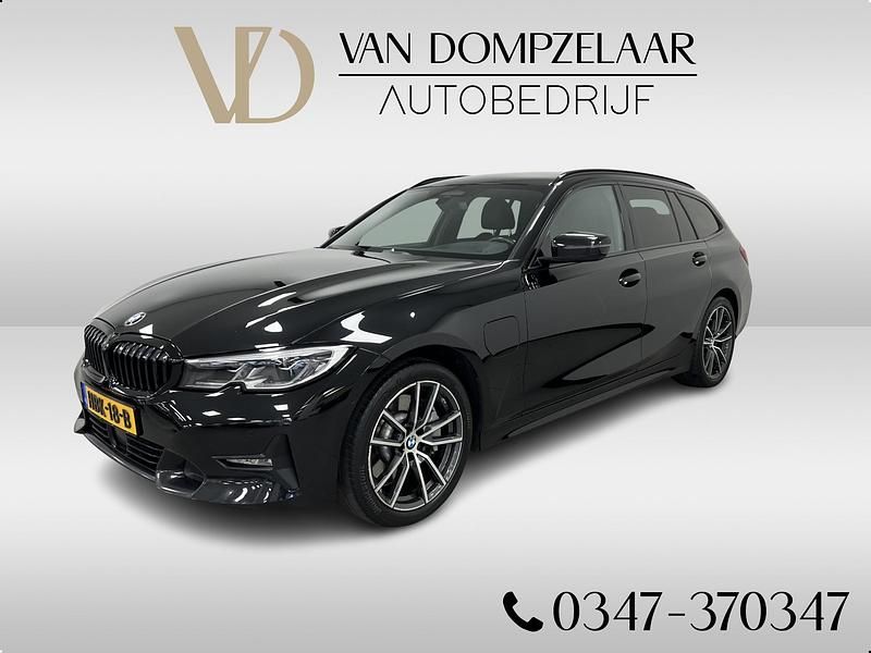 Zwart Occasion 2021 BMW 330e Executive Stationwagen | € 29.550 (Eerlijke prijs) - Afbeelding 1/4