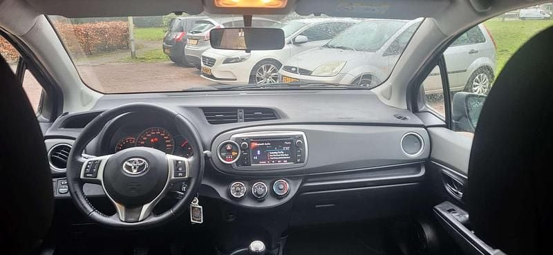 Occasion Toyota Yaris 99 PK (72 kW) 2013 Grijs Hatchback