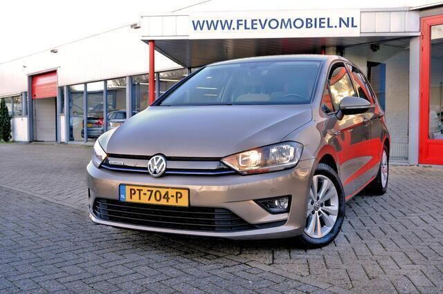 Geel, metallic lak Gebruikt 2017 VW Golf Sportsvan Comfortline MPV | € 11.750 (Goede deal) - Afbeelding 1/4