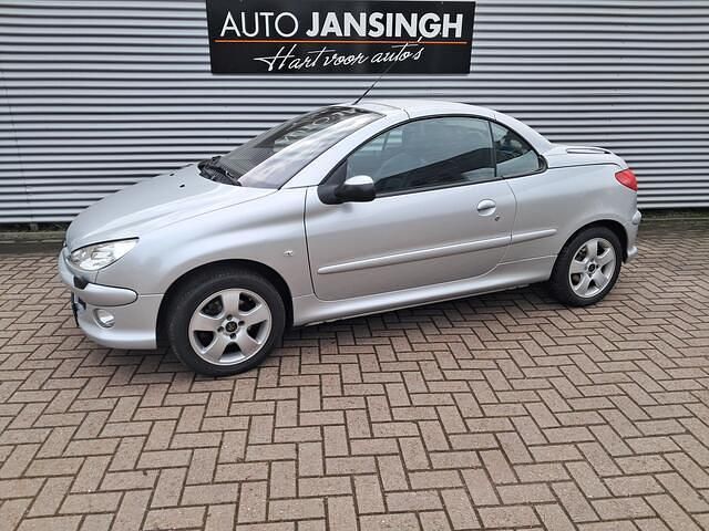 Grijs Gebruikt 2005 Peugeot 206 CC Cabriolet | € 2.445 (Eerlijke prijs) - Afbeelding 1/4