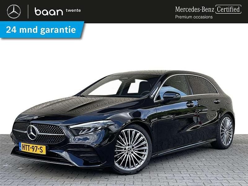 Zwart, metallic lak Gebruikt 2025 Mercedes A180 Advanced Hatchback | € 38.900 (Iets duurder) - Afbeelding 1/4