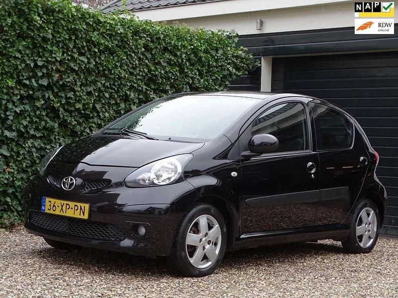 Zwart (metallic) Gebruikt 2007 Toyota Aygo Sport Hatchback | € 3.950 (Eerlijke prijs) - Afbeelding 1/4