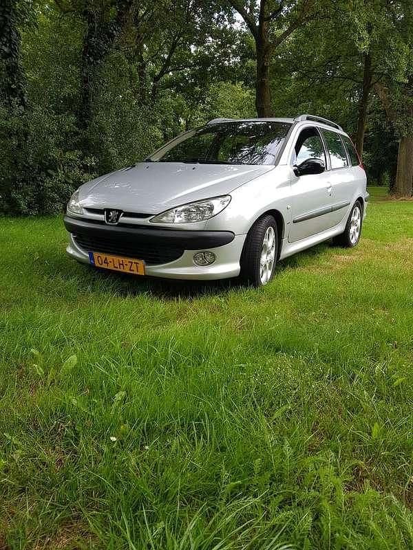 Grijs Gebruikt 2003 Peugeot 206 GTi Stationwagen | € 1.450 (Eerlijke prijs) - Afbeelding 1/4