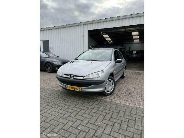 Grijs Gebruikt 2001 Peugeot 206 Hatchback | € 1.299 (Eerlijke prijs) - Afbeelding 1/4