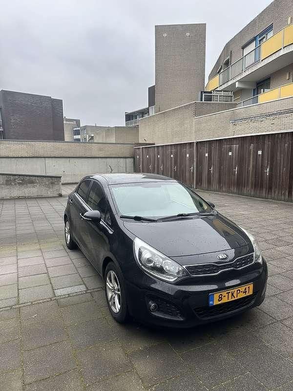 Zwart Gebruikt 2014 Kia Rio Hatchback | € 4.000 (Super prijs) - Afbeelding 1/4