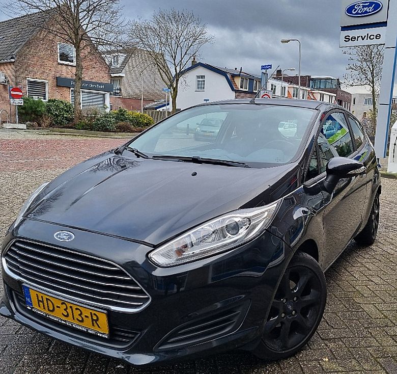 Zwart Gebruikt 2015 Ford Fiesta Champions Edition Hatchback | € 9.000 (Goede deal) - Afbeelding 1/4