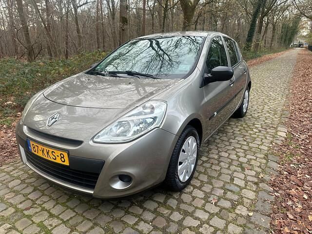 Beige (metallic) Occasion 2010 Renault Clio II Hatchback | € 1.995 (Eerlijke prijs) - Afbeelding 1/4