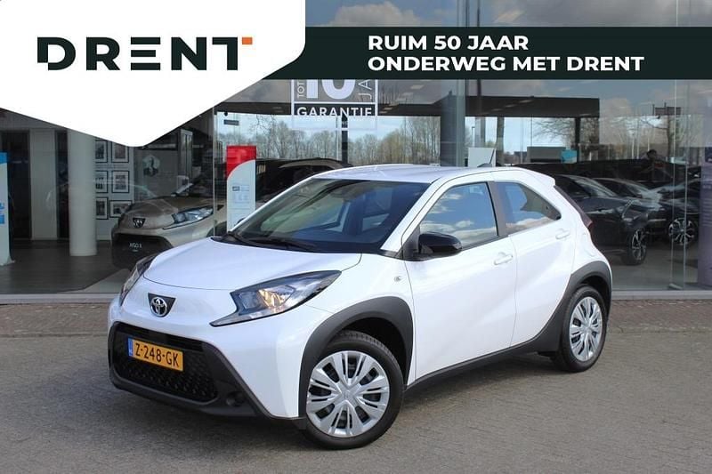 Wit Gebruikt 2024 Toyota Aygo Play Hatchback | € 19.295 (Eerlijke prijs) - Afbeelding 1/4