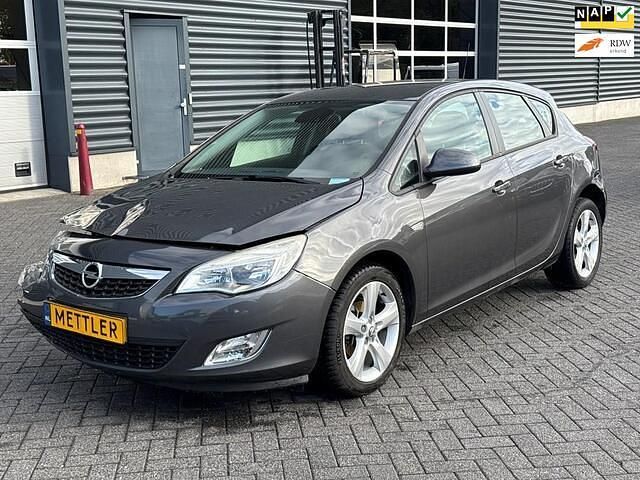 Grijs Gebruikt 2011 Opel Astra Edition Hatchback | € 1.850 - Afbeelding 1/4