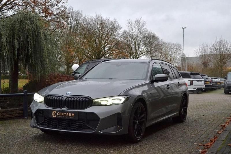 Grijs Occasion 2023 BMW 330 M Sport Stationwagen | € 38.750 (Iets duurder) - Afbeelding 1/4