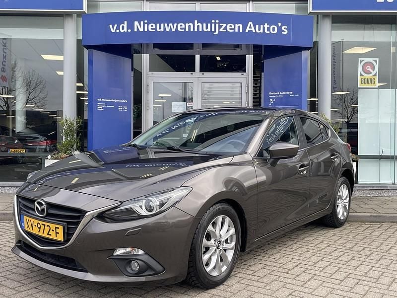 Bruin Occasion 2016 Mazda 3 Hatchback | € 12.950 (Super prijs) - Afbeelding 1/4