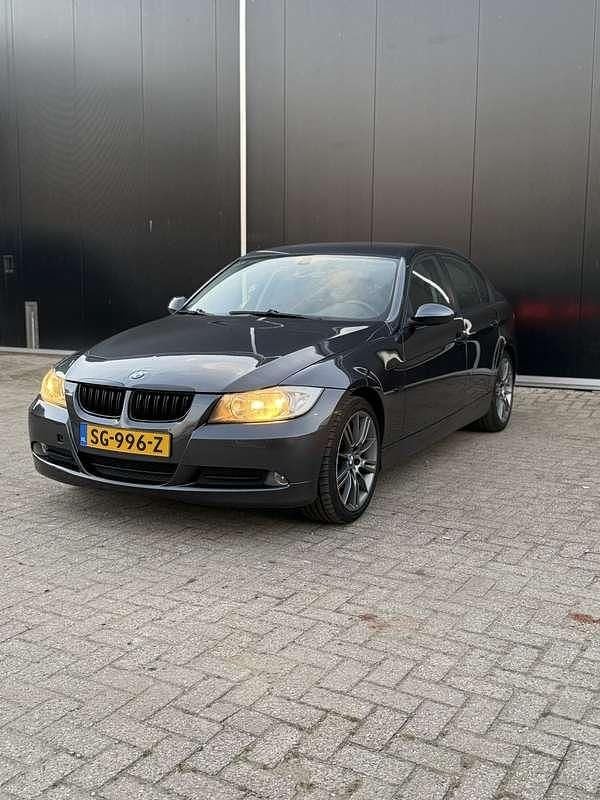 Grijs Gebruikt 2006 BMW 318 Executive Sedan | € 3.700 (Eerlijke prijs) - Afbeelding 1/4