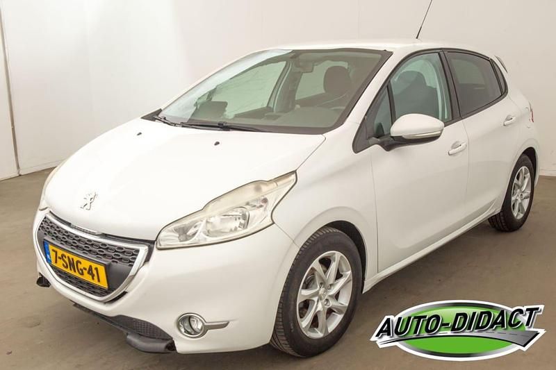 Wit Gebruikt 2013 Peugeot 208 Hatchback | € 1.650 - Afbeelding 1/4