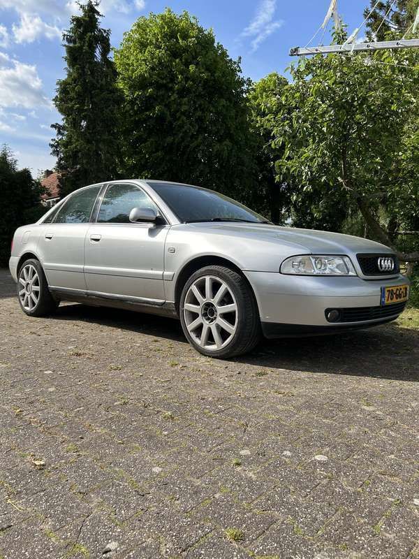 Grijs Gebruikt 2000 Audi A4 Sedan | € 2.000 (Eerlijke prijs) - Afbeelding 1/4