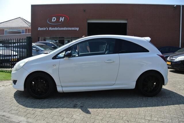 Wit Gebruikt 2008 Opel Corsa Cosmo Hatchback | € 1.499 (Eerlijke prijs) - Afbeelding 1/4