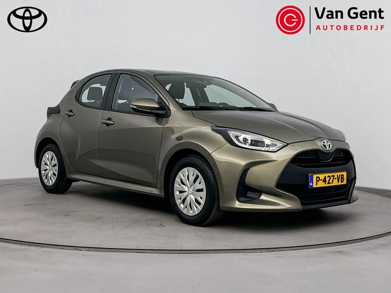 Groen (metallic) Gebruikt 2022 Toyota Yaris Hybrid Active Hatchback | € 20.999 (Eerlijke prijs) - Afbeelding 1/4