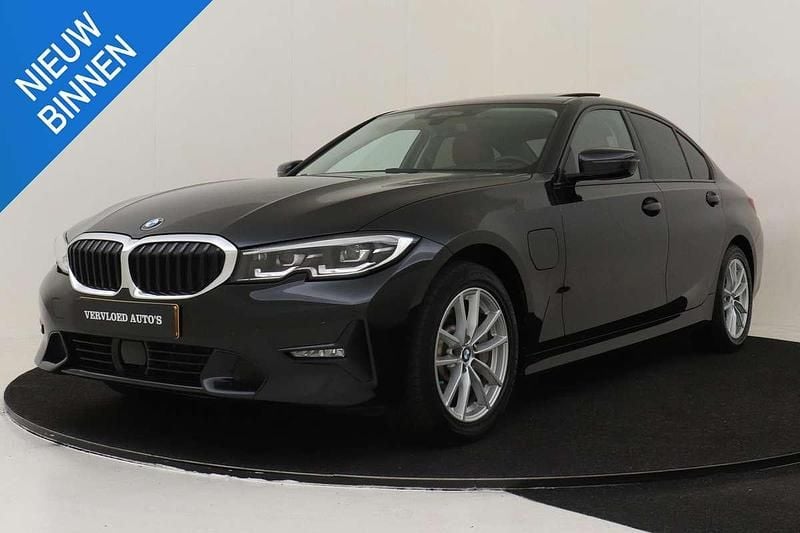 Zwart Gebruikt 2020 BMW 330e Executive Sedan | € 32.890 (Eerlijke prijs) - Afbeelding 1/4