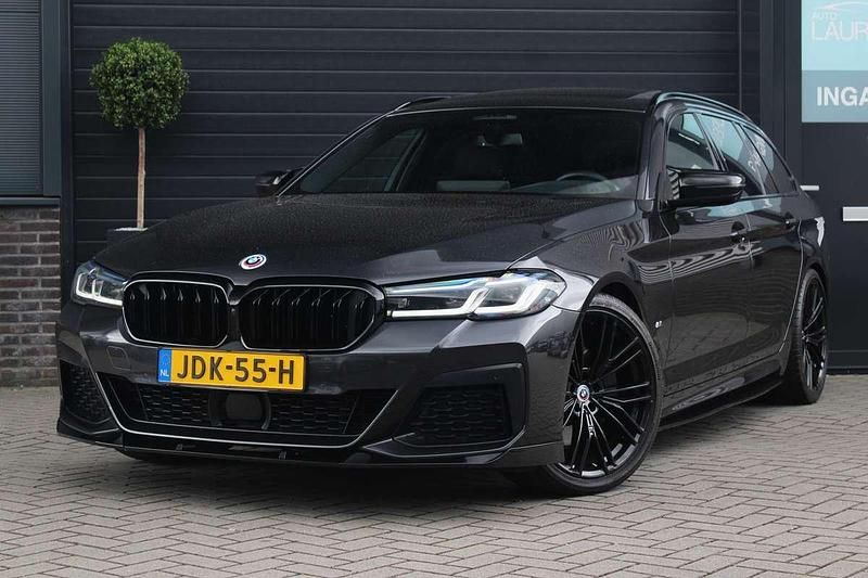Grijs Gebruikt 2023 BMW 530 M Sport Stationwagen | € 47.995 (Eerlijke prijs) - Afbeelding 1/4