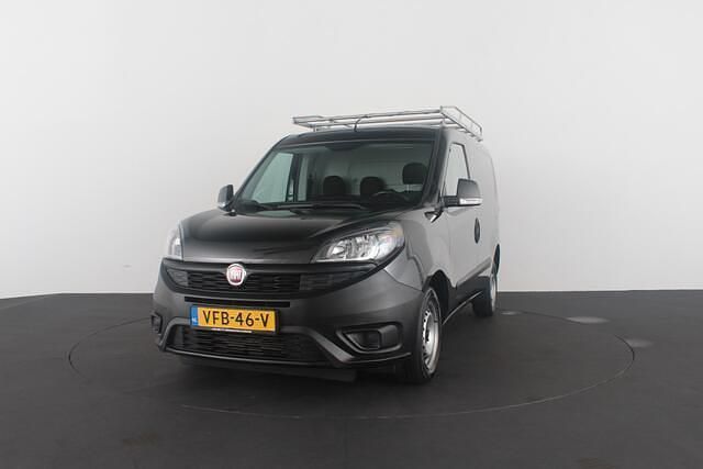 Zwart Gebruikt 2020 Fiat Doblò MPV | € 9.450 (Eerlijke prijs) - Afbeelding 1/4