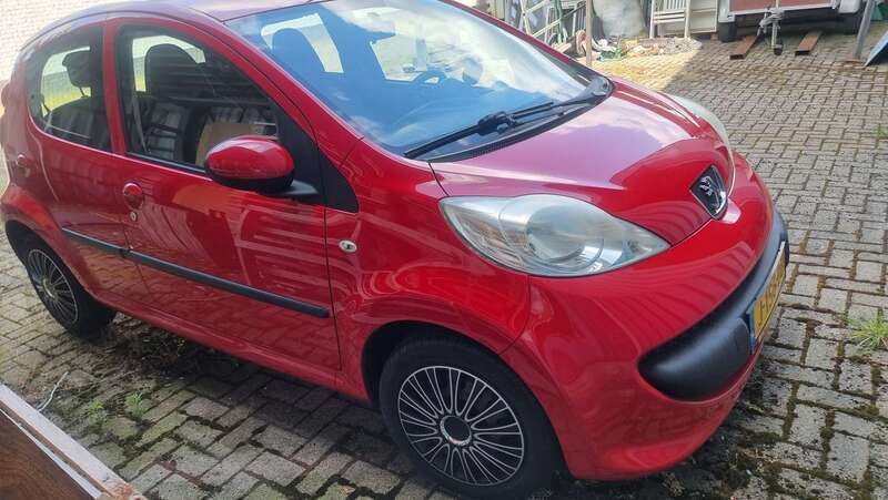 Rood Gebruikt 2007 Peugeot 107 Hatchback | € 1.850 (Goede deal) - Afbeelding 1/4
