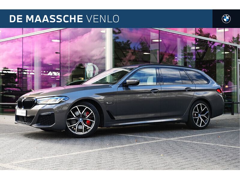 Alvitgrau Gebruikt 2023 BMW 530e Executive Stationwagen | € 52.950 (Duur) - Afbeelding 1/4