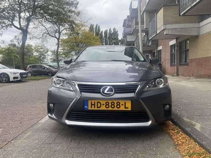 Grijs Gebruikt 2015 Lexus CT200h Hatchback | € 10.750 (Goede deal) - Afbeelding 1/4