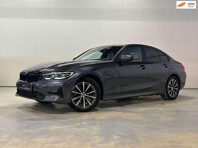 Grijs Occasion 2022 BMW 320e Shadowline Sedan | € 32.400 (Eerlijke prijs) - Afbeelding 1/4