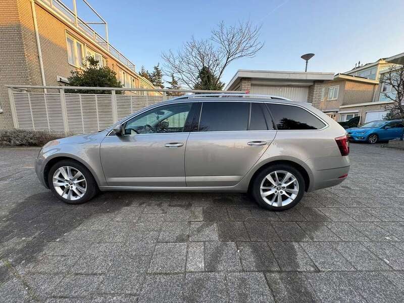 Grijs Gebruikt 2019 Skoda Octavia Stationwagen | € 12.500 (Goede deal) - Afbeelding 1/4