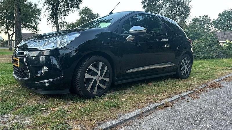 Zwart Gebruikt 2013 Citroën DS3 Chic Hatchback | € 4.950 (Eerlijke prijs) - Afbeelding 1/4